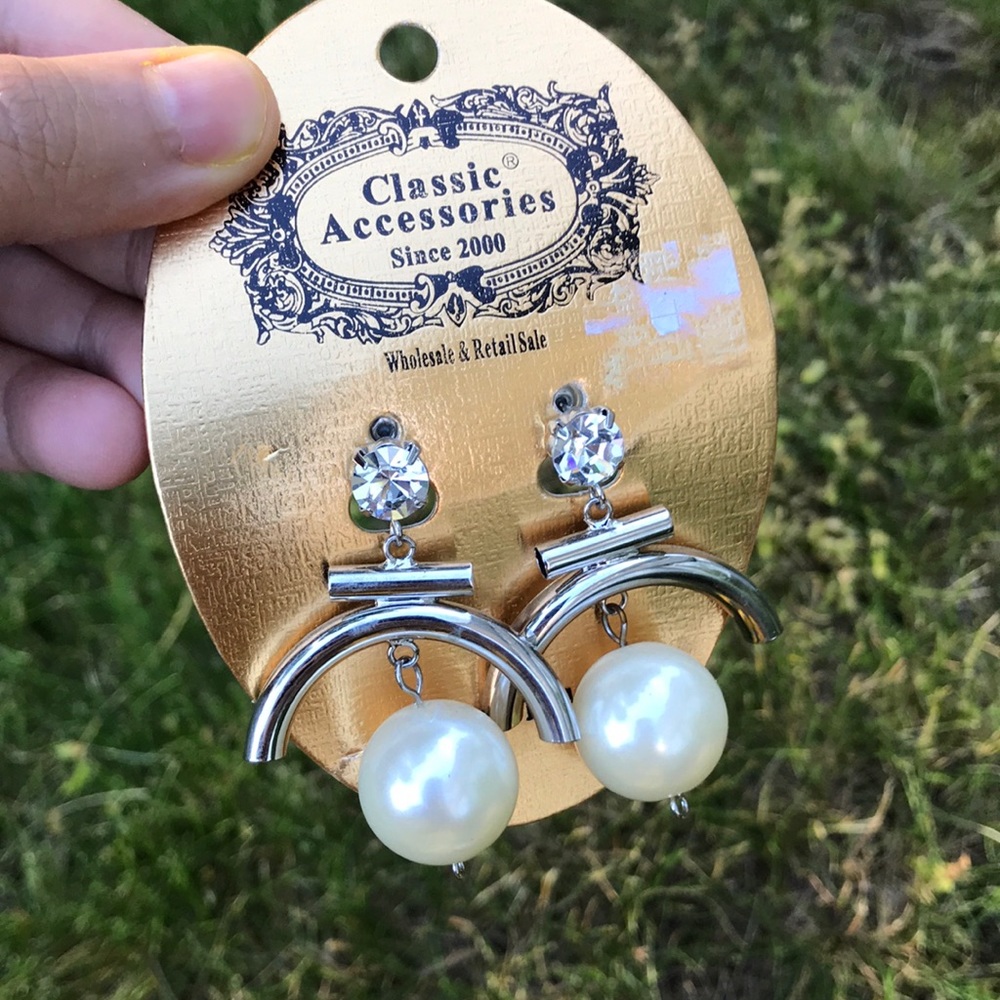 Pearl Silver Dangling Earrings 😍